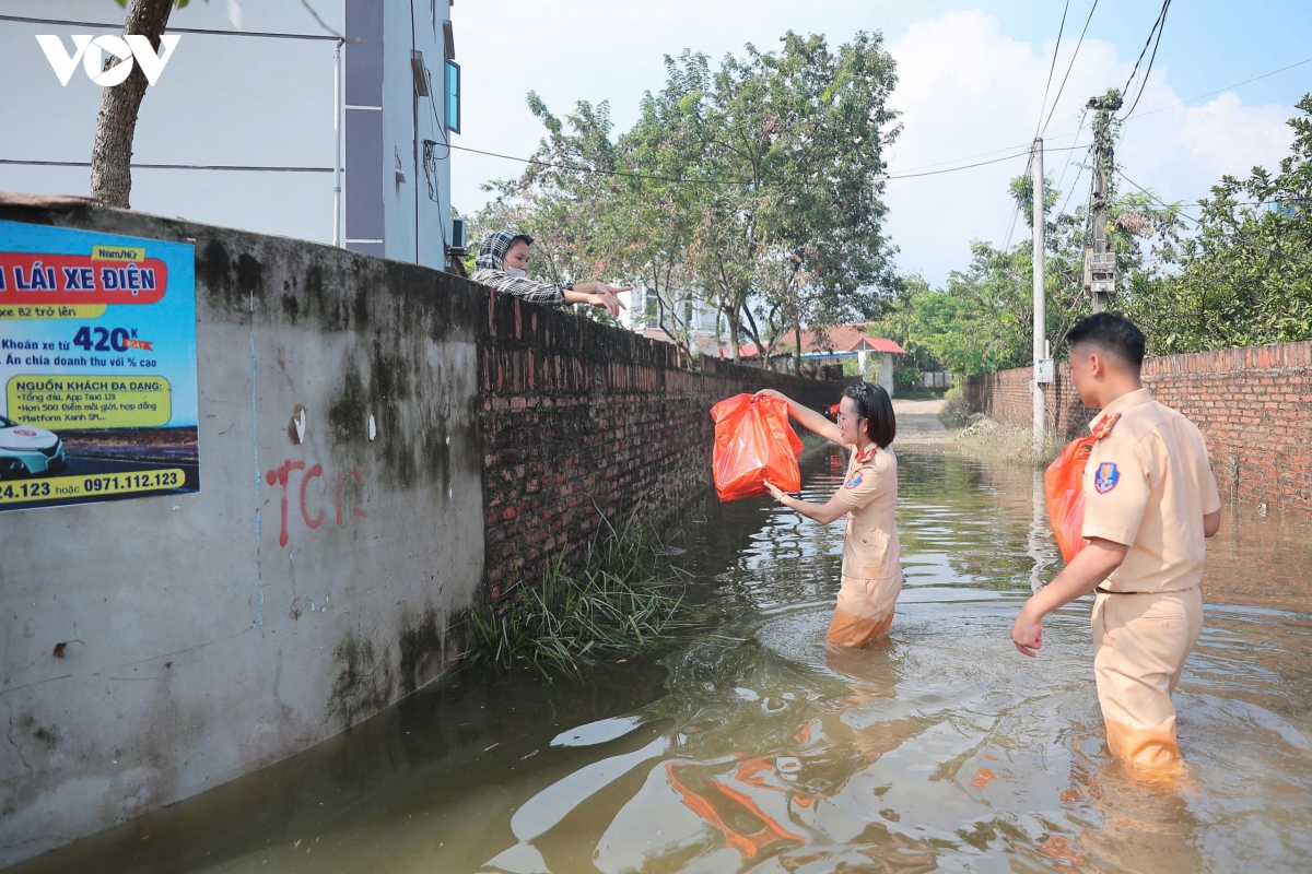 csgt ha noi trao qua cuu tro, don dep giup dan sau khi nuoc lu rut hinh anh 2