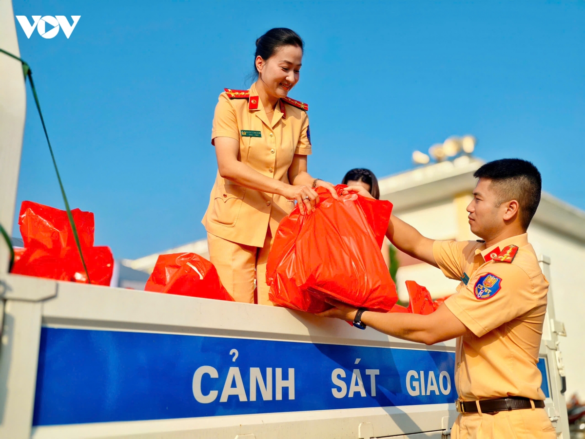 csgt ha noi trao qua cuu tro, don dep giup dan sau khi nuoc lu rut hinh anh 8