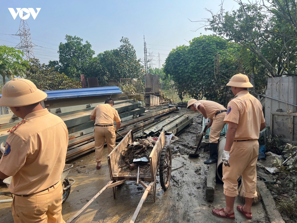 csgt ha noi trao qua cuu tro, don dep giup dan sau khi nuoc lu rut hinh anh 3