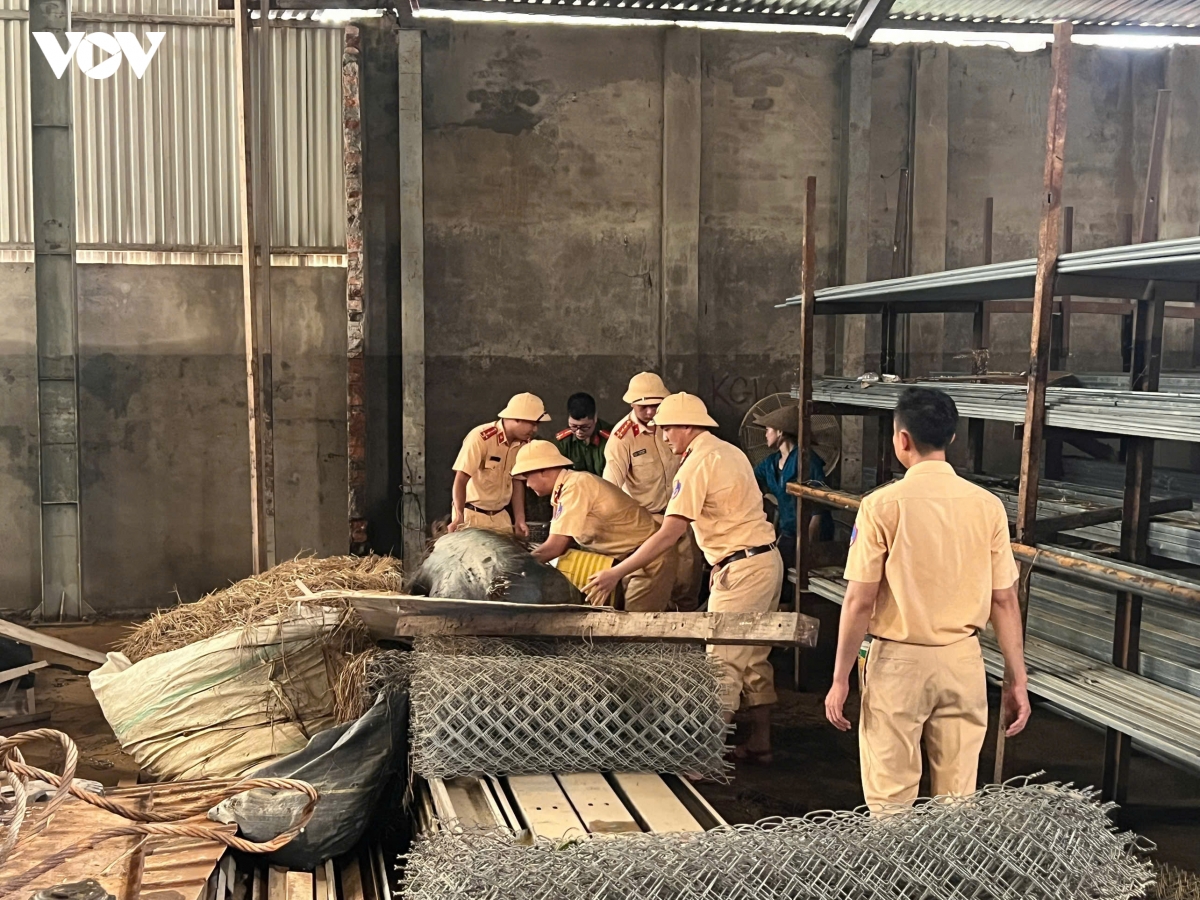 csgt ha noi trao qua cuu tro, don dep giup dan sau khi nuoc lu rut hinh anh 4