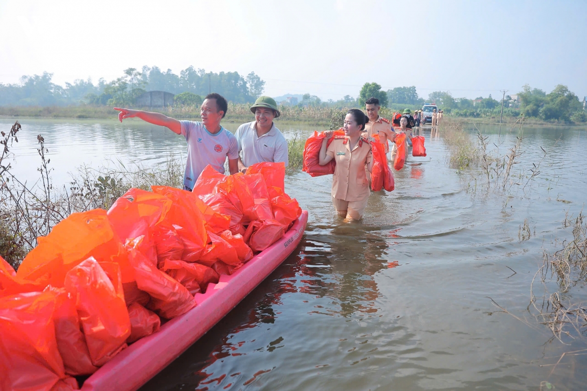 csgt ha noi trao qua cuu tro, don dep giup dan sau khi nuoc lu rut hinh anh 1
