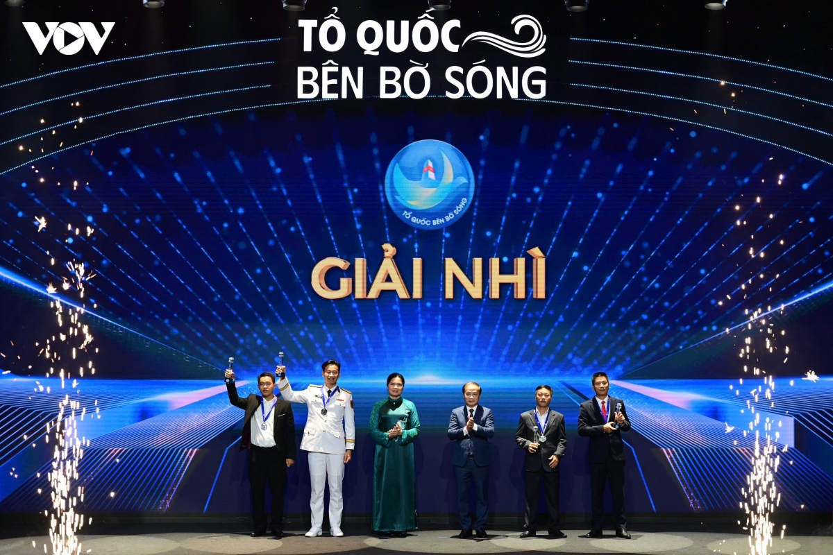 le trao giai cuoc thi va trien lam anh nghe thuat cap quoc gia to quoc ben bo song hinh anh 5