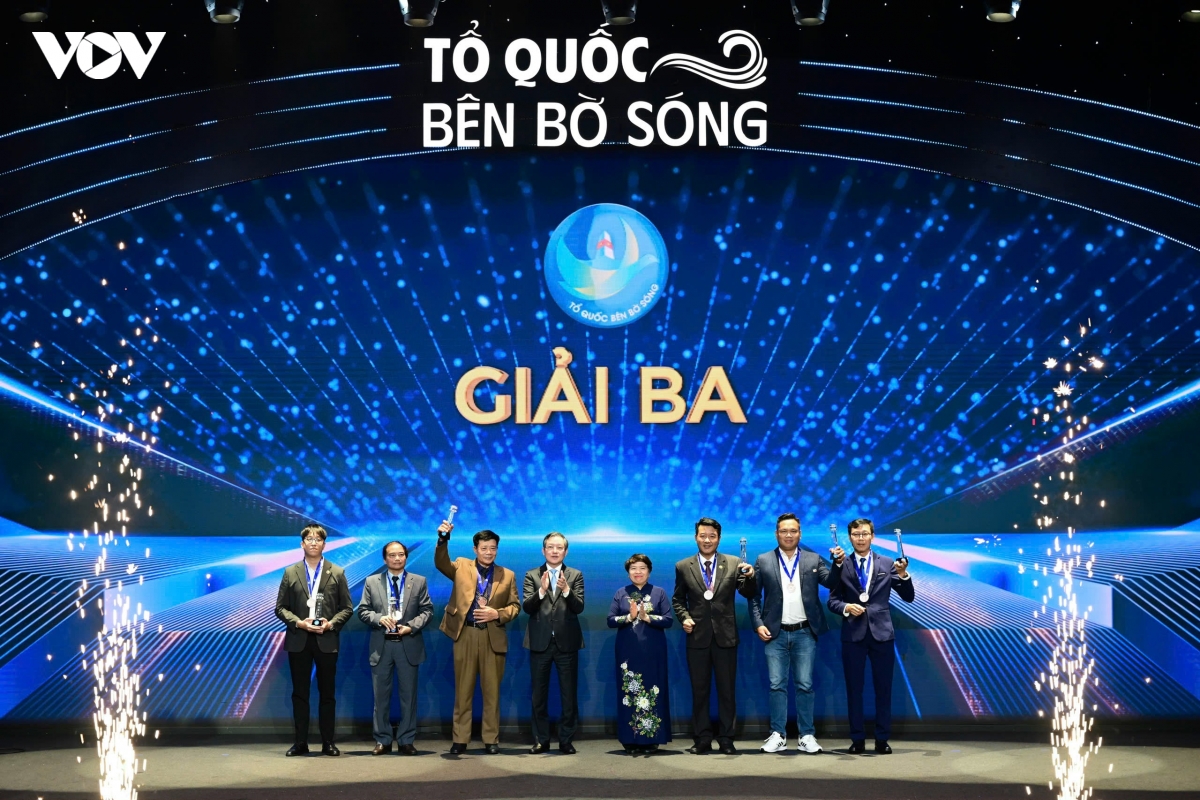 le trao giai cuoc thi va trien lam anh nghe thuat cap quoc gia to quoc ben bo song hinh anh 6