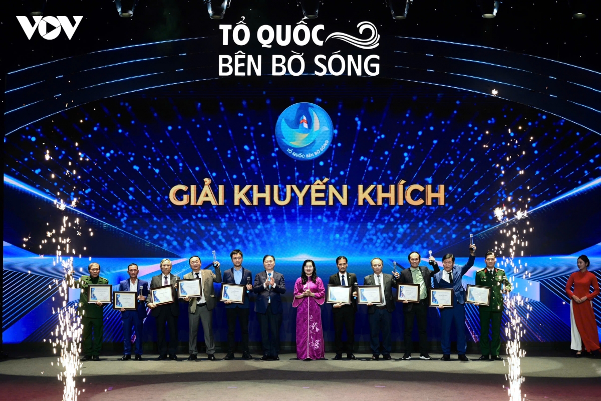 le trao giai cuoc thi va trien lam anh nghe thuat cap quoc gia to quoc ben bo song hinh anh 7