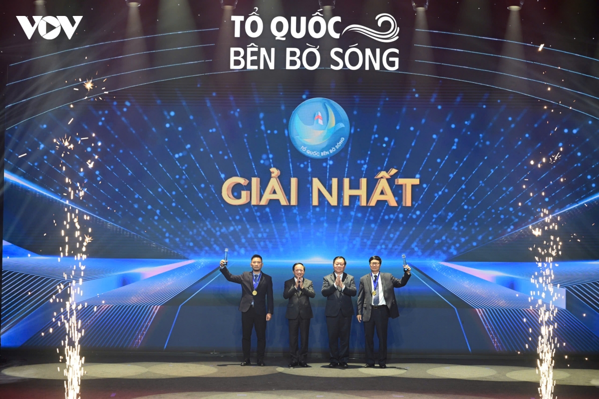 le trao giai cuoc thi va trien lam anh nghe thuat cap quoc gia to quoc ben bo song hinh anh 4