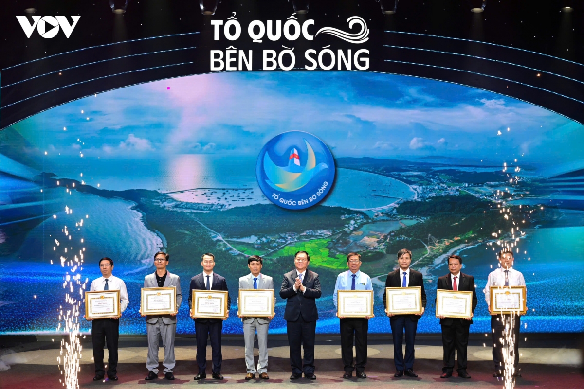 le trao giai cuoc thi va trien lam anh nghe thuat cap quoc gia to quoc ben bo song hinh anh 8
