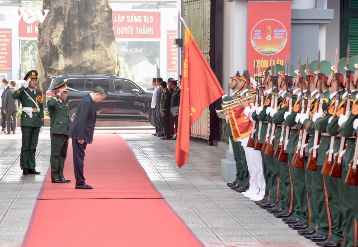 tong bi thu xay dung doi ngu can bo co nhan quan va tu duy nghiep vu sac sao hinh anh 1