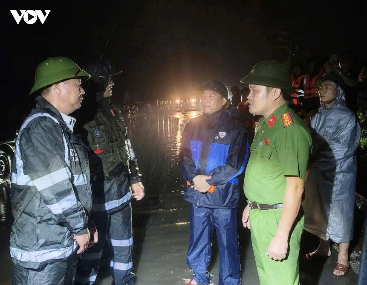 canh sat co dong xuyen dem di doi nguoi dan vung ngap lut hinh anh 5