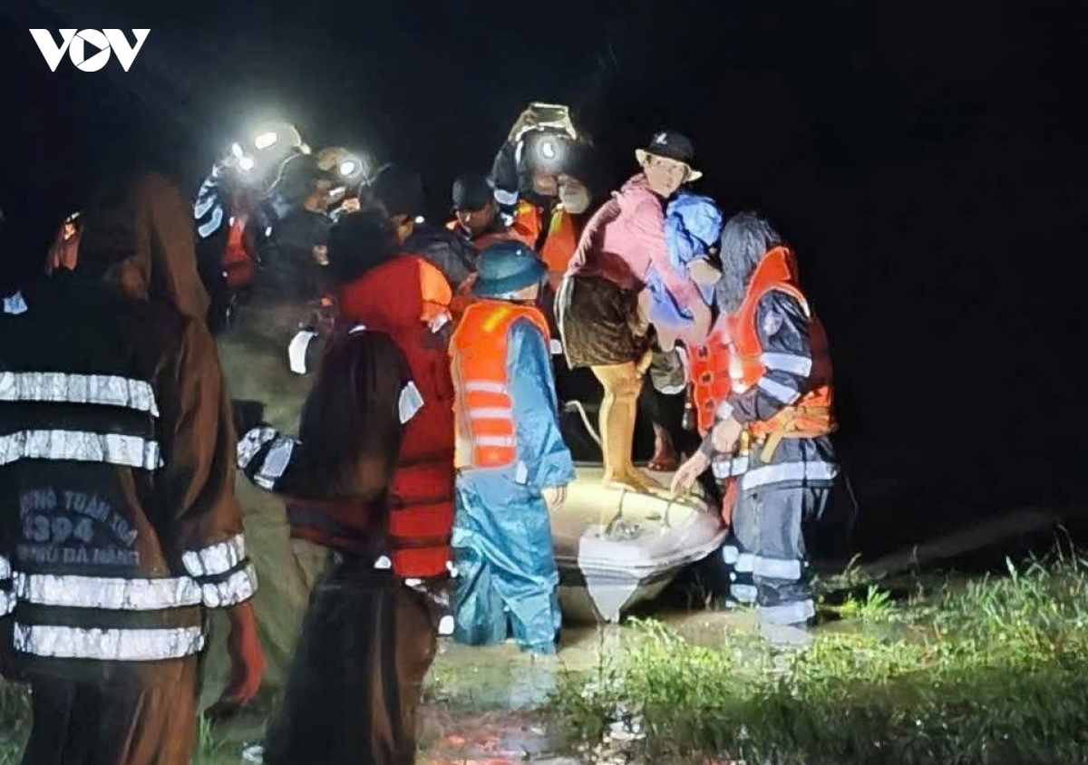 canh sat co dong xuyen dem di doi nguoi dan vung ngap lut hinh anh 6
