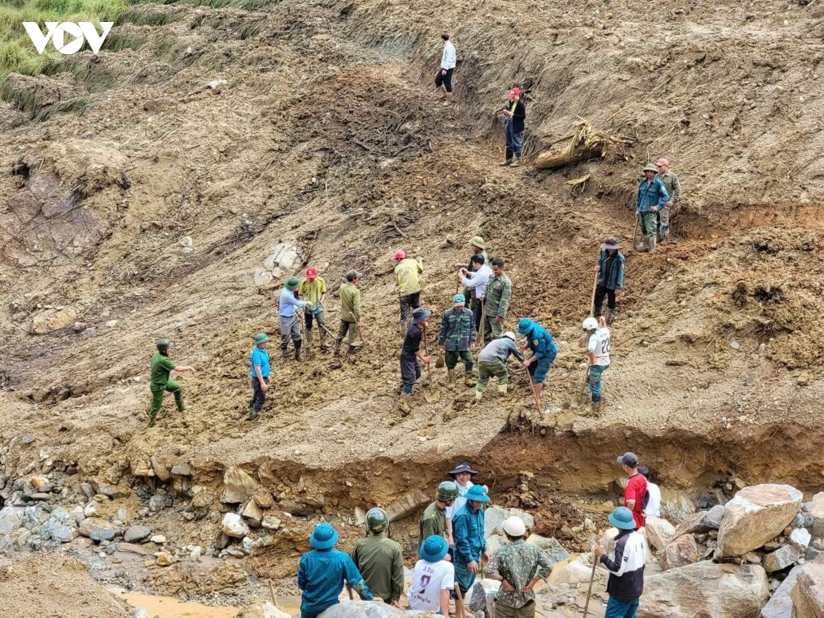 hon 100 nguoi dung cuoc, xeng mo duong vao 5 thon bi co lap o vung nui cao ngoc linh hinh anh 4