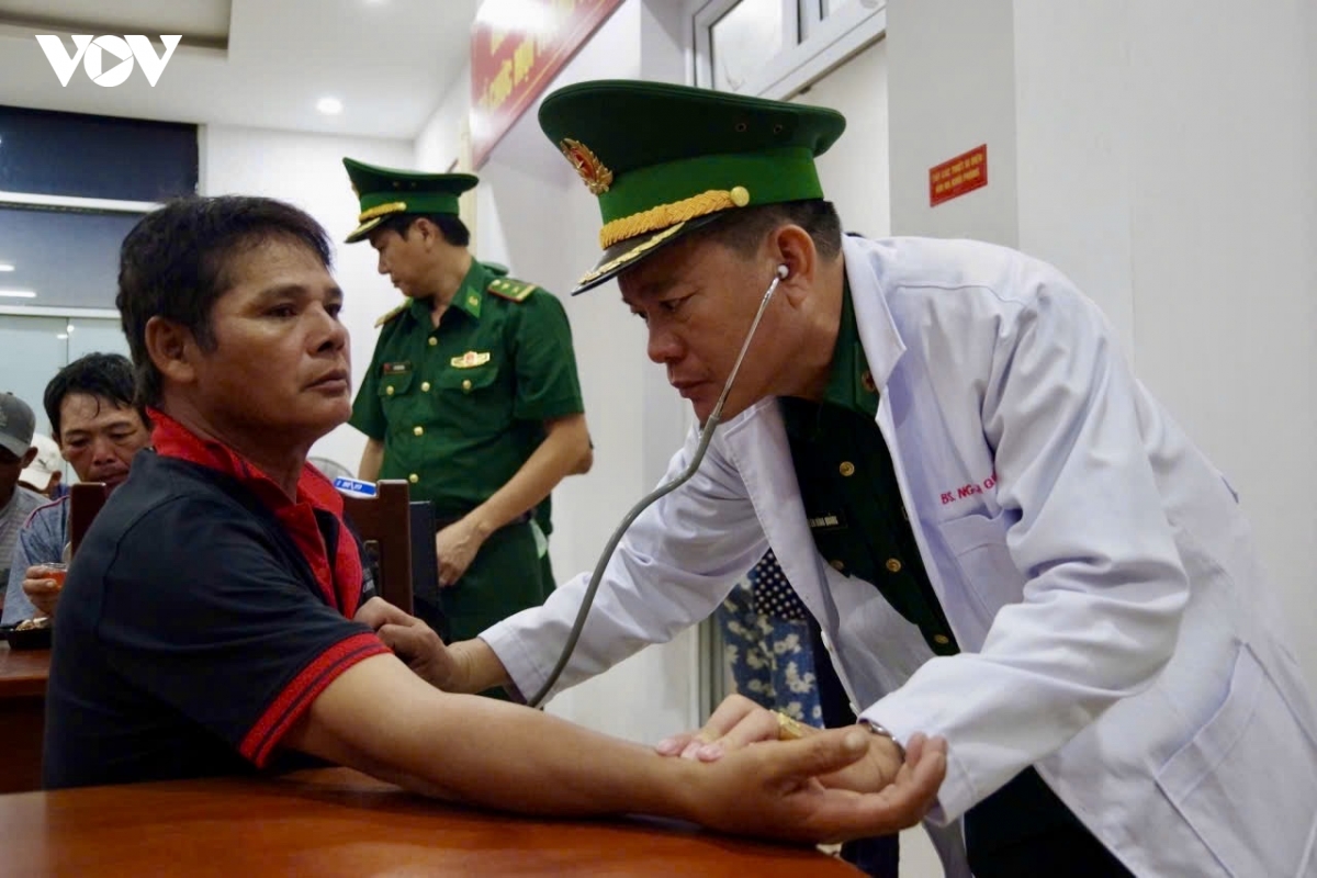 bien phong tp.hcm cuu 11 ngu dan gap nan sau va cham tau hang panama hinh anh 1