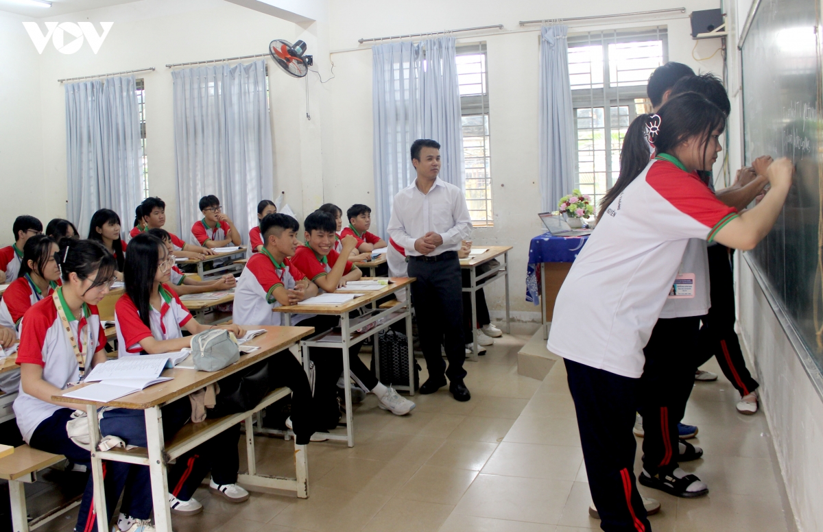 thay giao tre truyen cam hung hoc ngoai ngu cho hoc sinh hinh anh 2