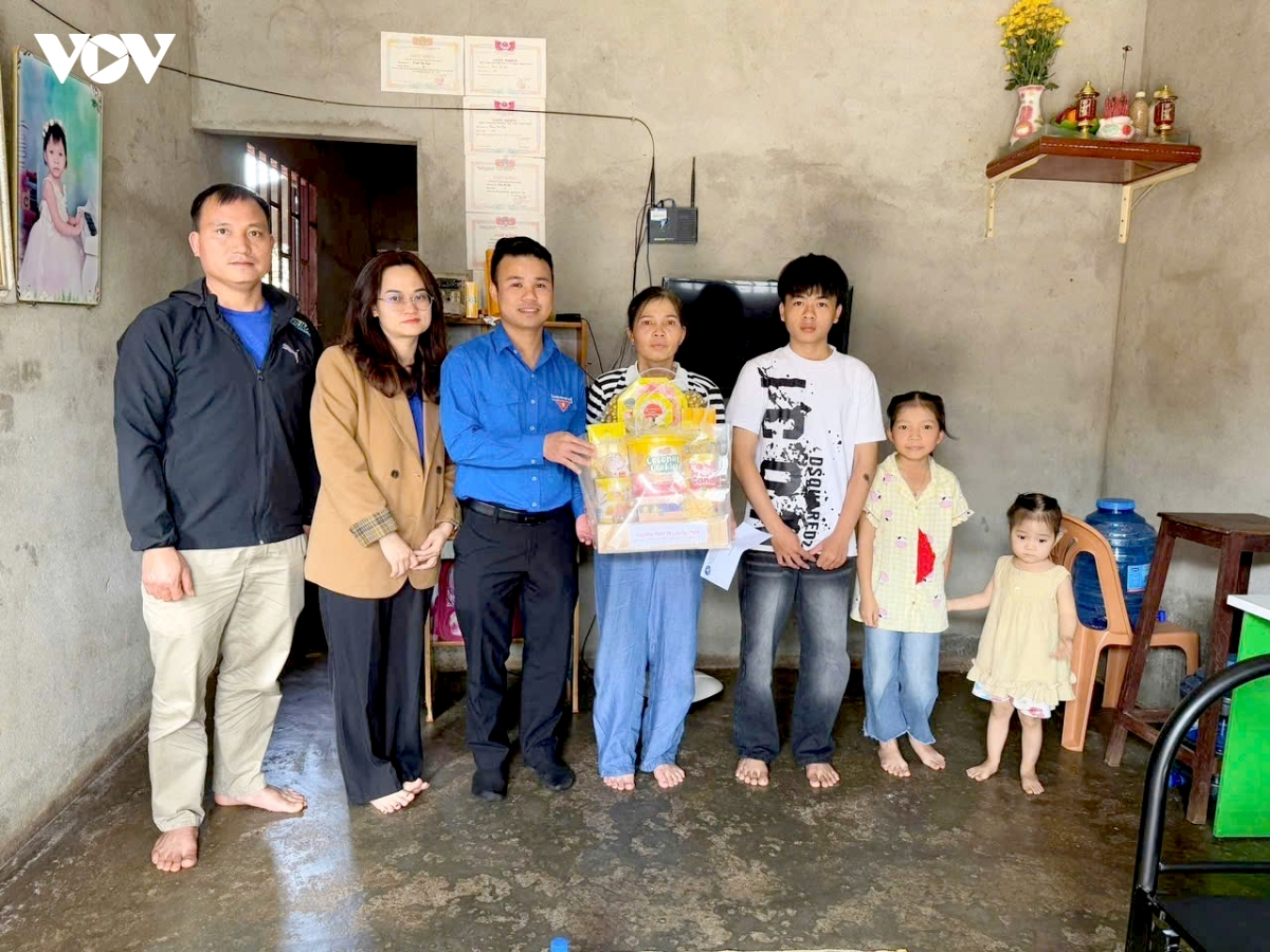thay giao tre truyen cam hung hoc ngoai ngu cho hoc sinh hinh anh 4