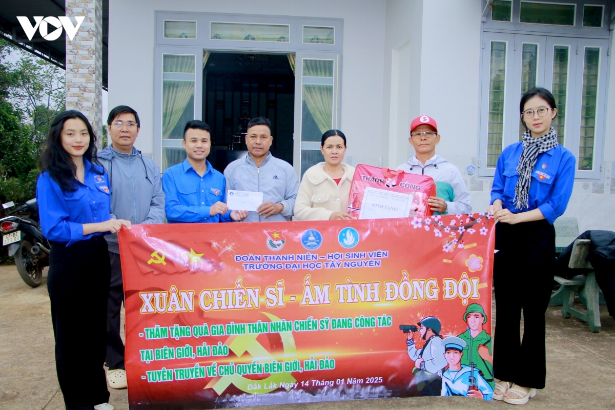 thay giao tre truyen cam hung hoc ngoai ngu cho hoc sinh hinh anh 5