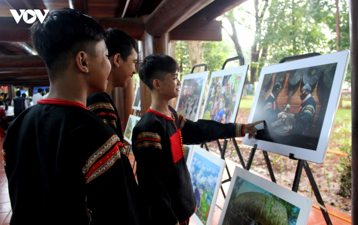 ton vinh di san cong chieng qua cac tac pham anh nghe thuat hinh anh 2