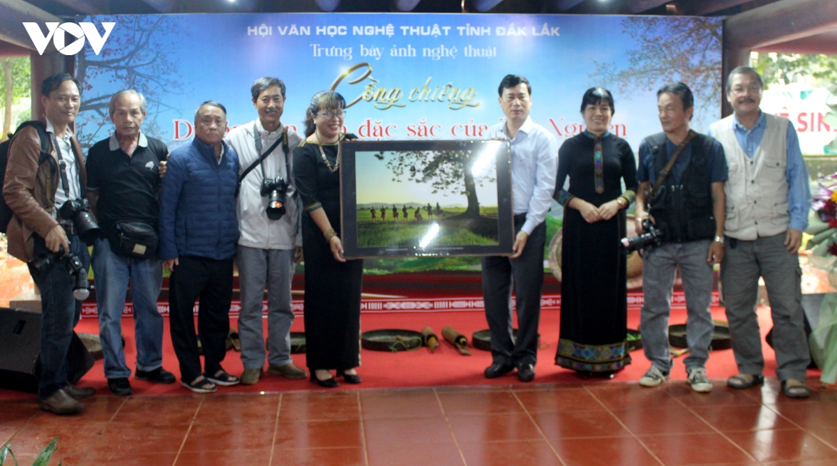ton vinh di san cong chieng qua cac tac pham anh nghe thuat hinh anh 1