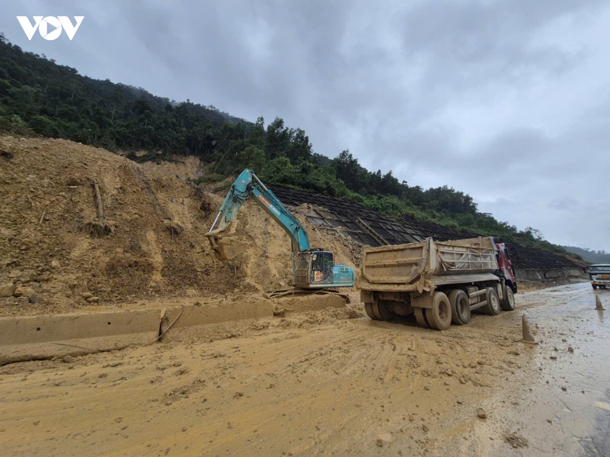 tiep tuc to chuc giao thong tam thoi tren cao toc la son hoa lien hinh anh 1