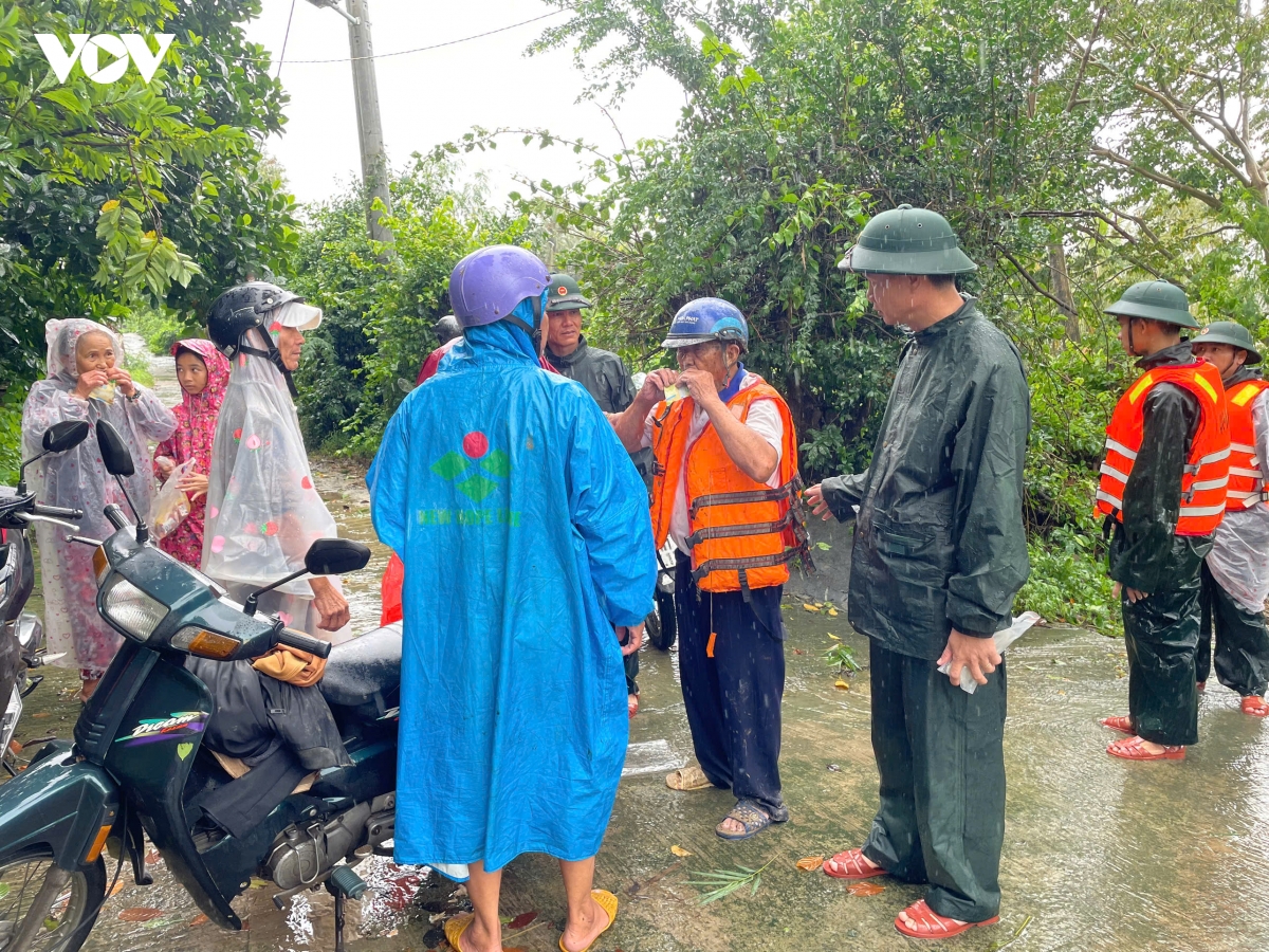 lu doan 572- quan khu 5 dan than giua tam lu kip thoi cuu dan, tiep te luong thuc hinh anh 1