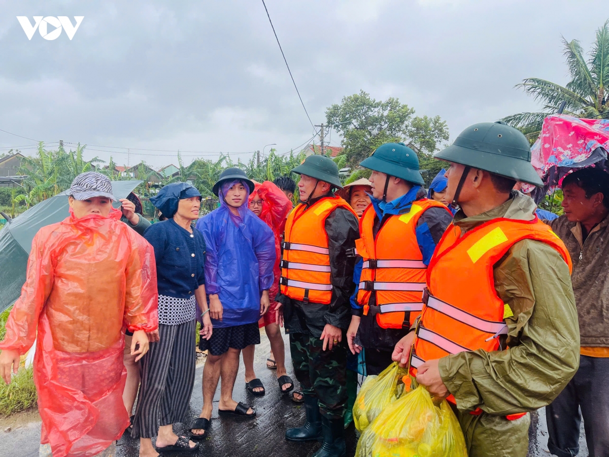 Doan cong tac tong cuc chinh tri tham hoi, dong vien nguoi dan vung lu Dak lak hinh anh 1