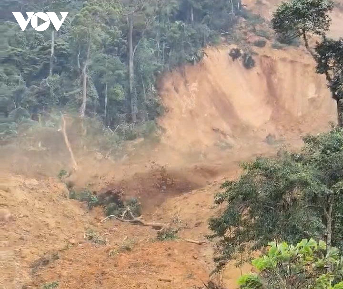 Miền núi Đà Nẵng: Sạt lở bất ngờ, ba người mất liên lạc