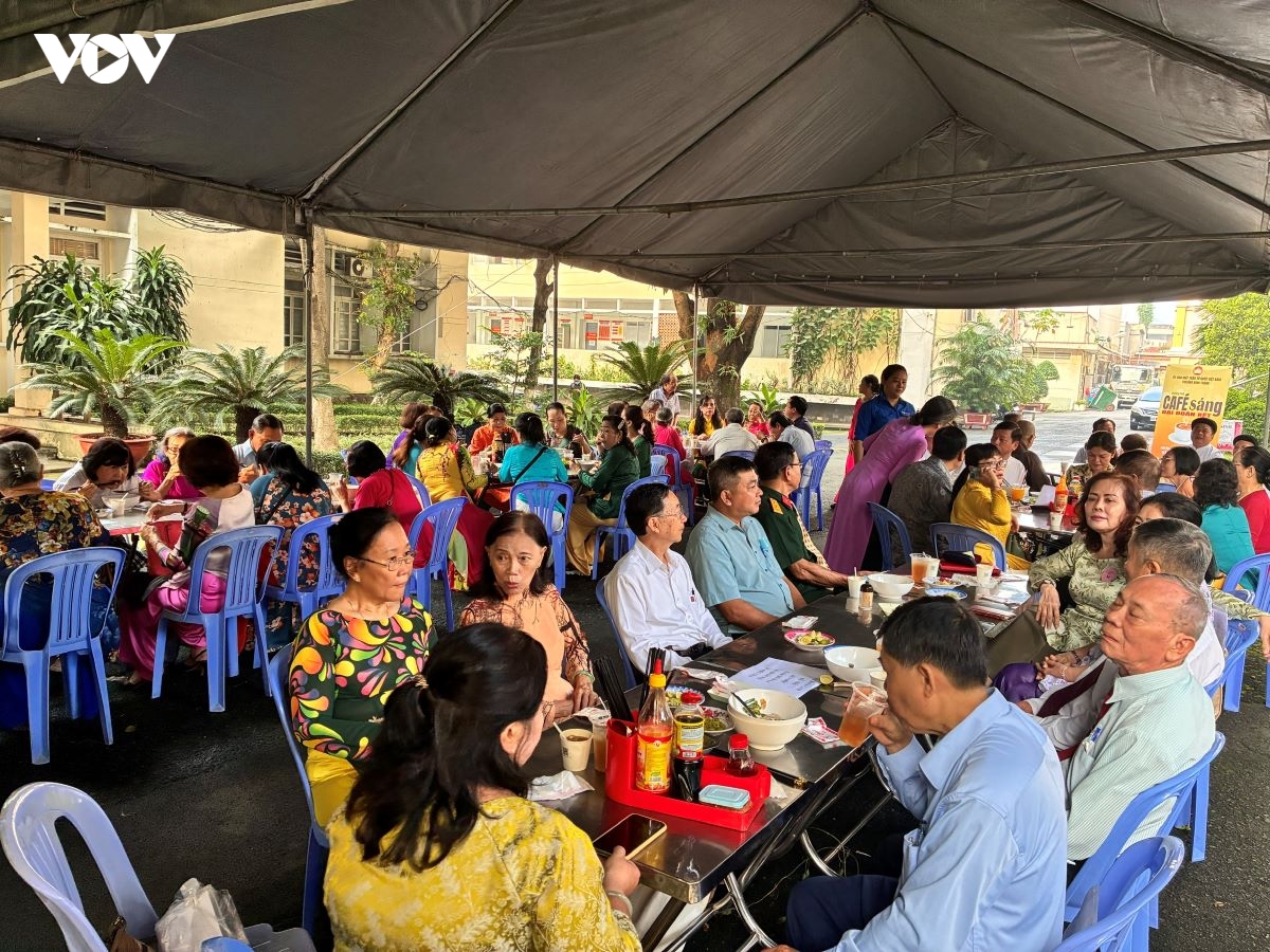  ca phe sang Dai doan ket - khong gian doi thoai tu nhung dieu gian di hinh anh 1