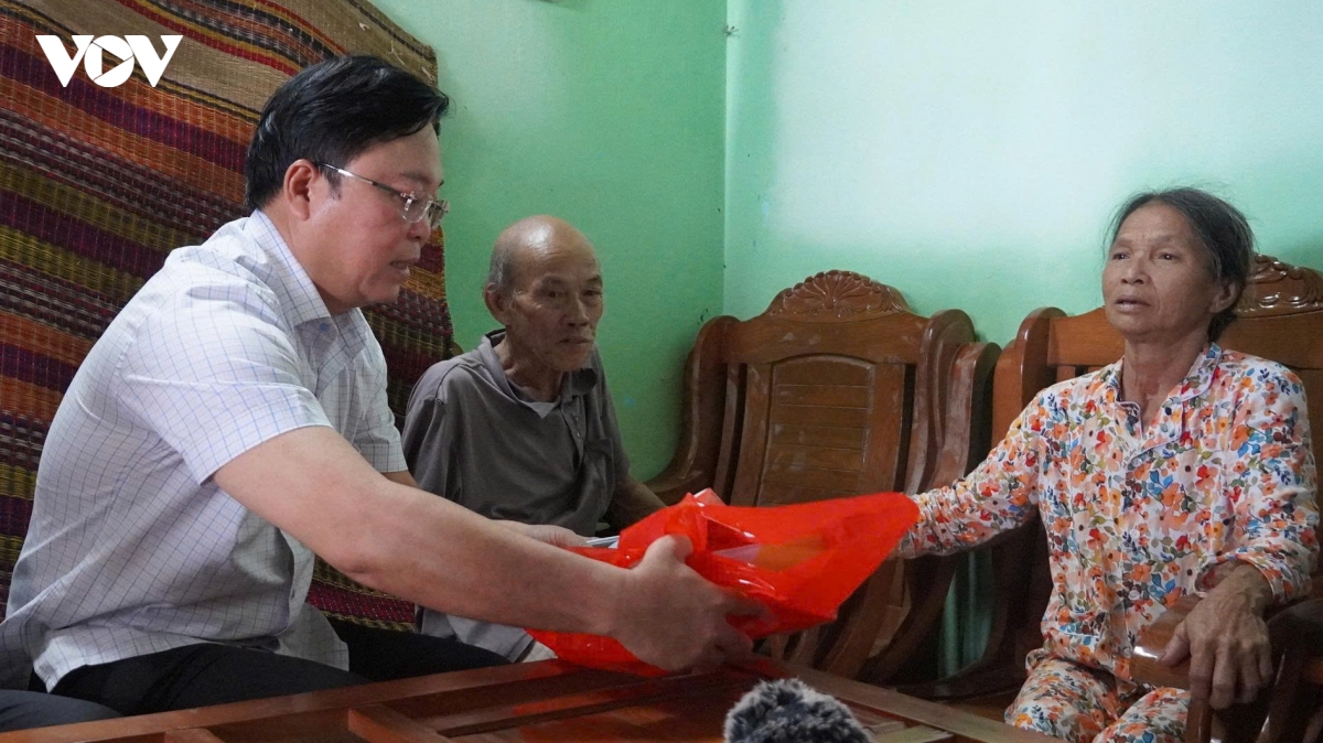 Uy ban mttq viet nam thanh pho Da nang tang qua nguoi dan vung ngap lut hinh anh 1