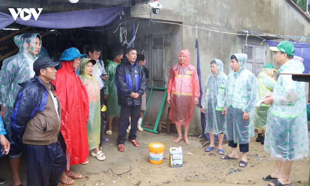 khuyen nong dong hanh voi nguoi dan khoi phuc san xuat sau mua lu hinh anh 1