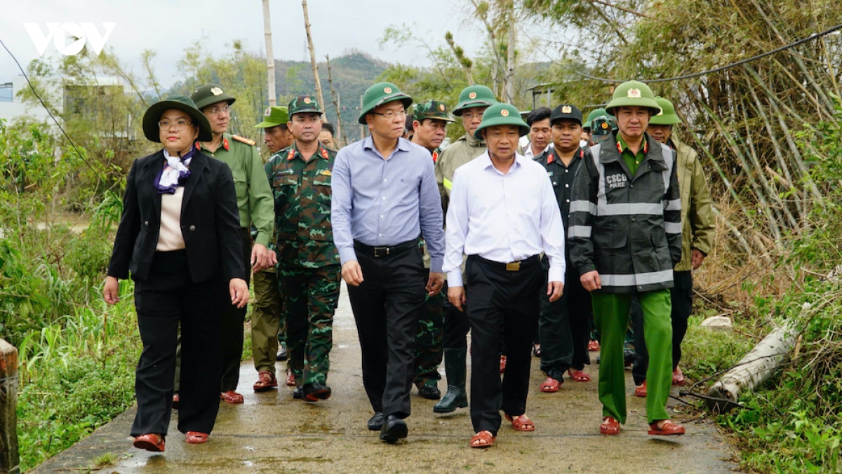 pho thu tuong le thanh long tham nguoi dan vung lu va lam viec voi tinh gia lai hinh anh 1