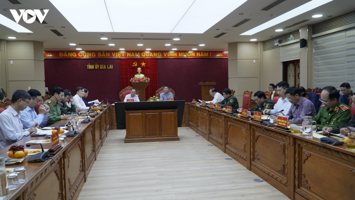 pho thu tuong le thanh long tham nguoi dan vung lu va lam viec voi tinh gia lai hinh anh 3