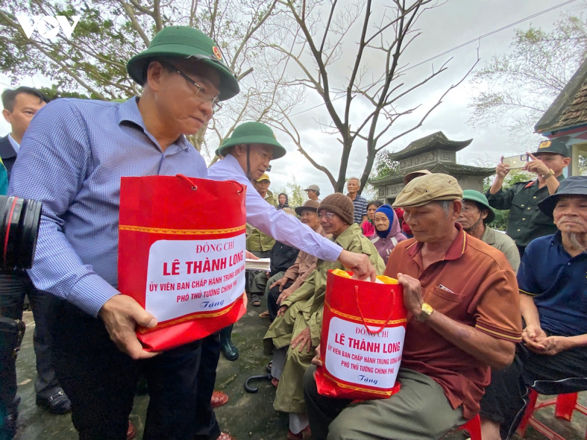 pho thu tuong le thanh long tham nguoi dan vung lu va lam viec voi tinh gia lai hinh anh 2
