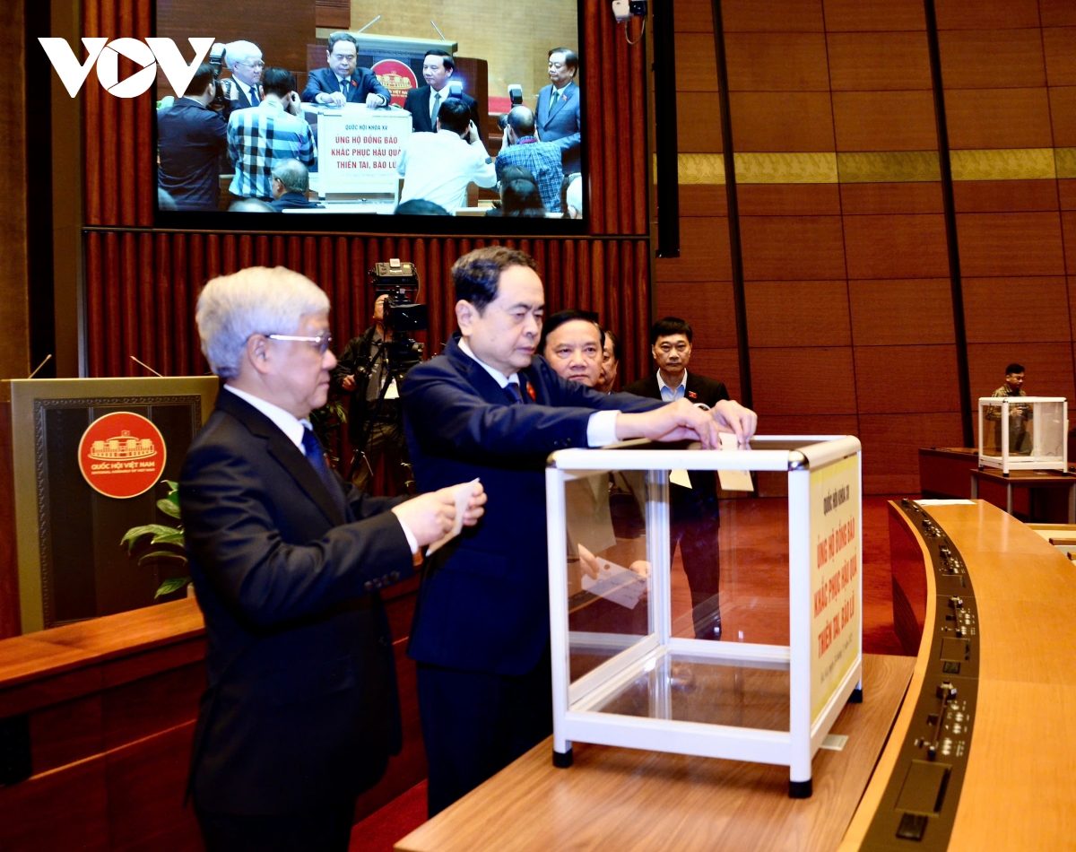 quoc hoi tuong niem cac nan nhan bi thiet mang do mua lu hinh anh 2