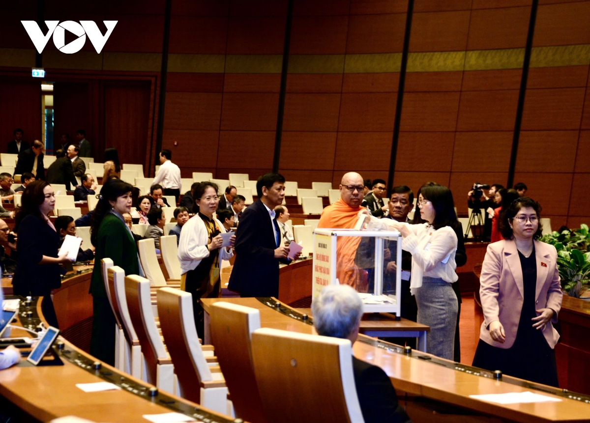 quoc hoi tuong niem cac nan nhan bi thiet mang do mua lu hinh anh 3