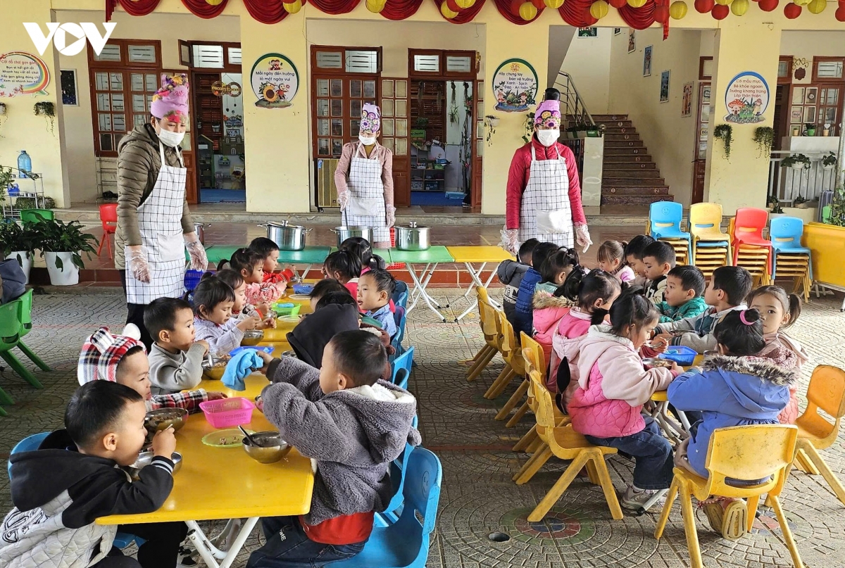 truong hoc vung cao son la ung pho voi gia ret duoi 10 do c hinh anh 2