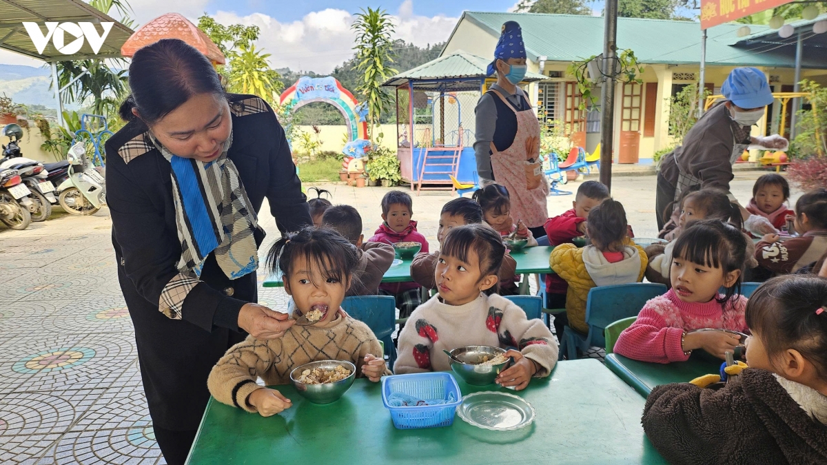 truong hoc vung cao son la ung pho voi gia ret duoi 10 do c hinh anh 3