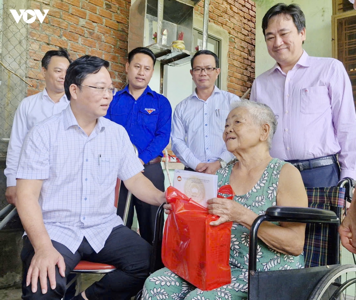 Uy ban mttq viet nam thanh pho Da nang tang qua nguoi dan vung ngap lut hinh anh 2