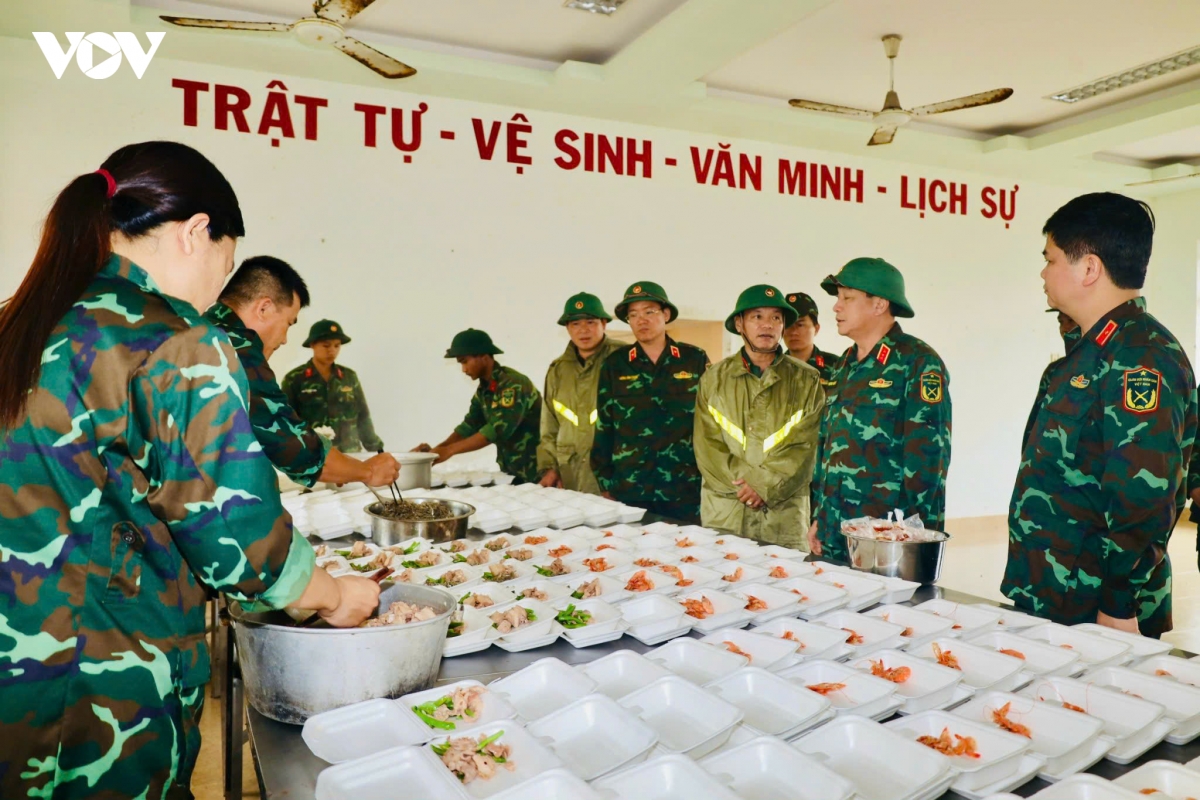 Doan cong tac tong cuc chinh tri tham hoi, dong vien nguoi dan vung lu Dak lak hinh anh 2