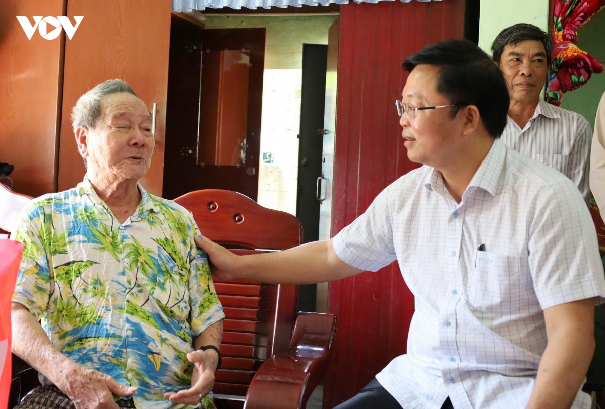 Uy ban mttq viet nam thanh pho Da nang tang qua nguoi dan vung ngap lut hinh anh 3