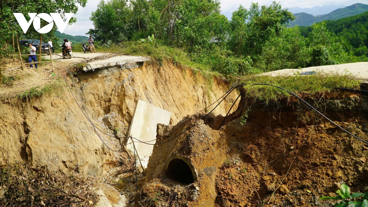 Đà Nẵng: Đường vào xã Trà Đốc sạt lở, hơn 7.000 người bị cô lập