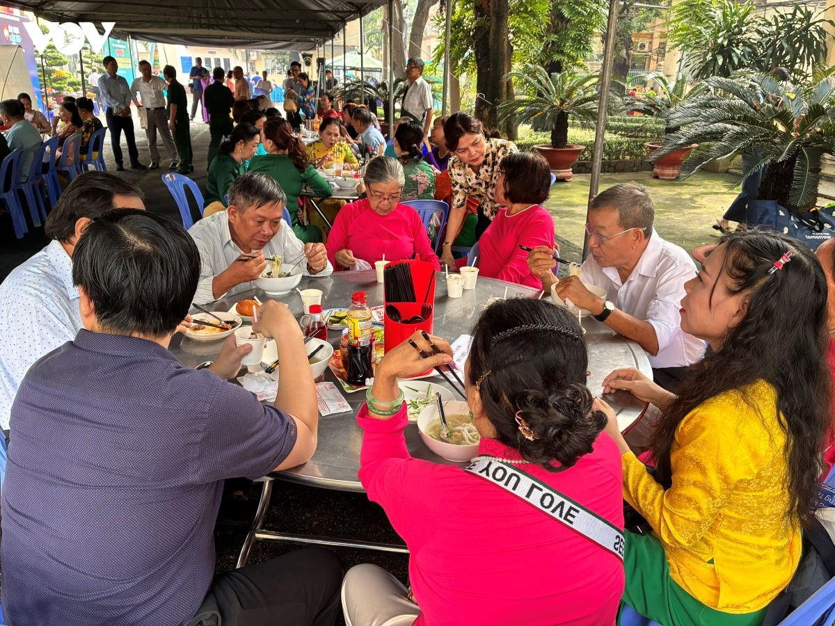  ca phe sang Dai doan ket - khong gian doi thoai tu nhung dieu gian di hinh anh 2