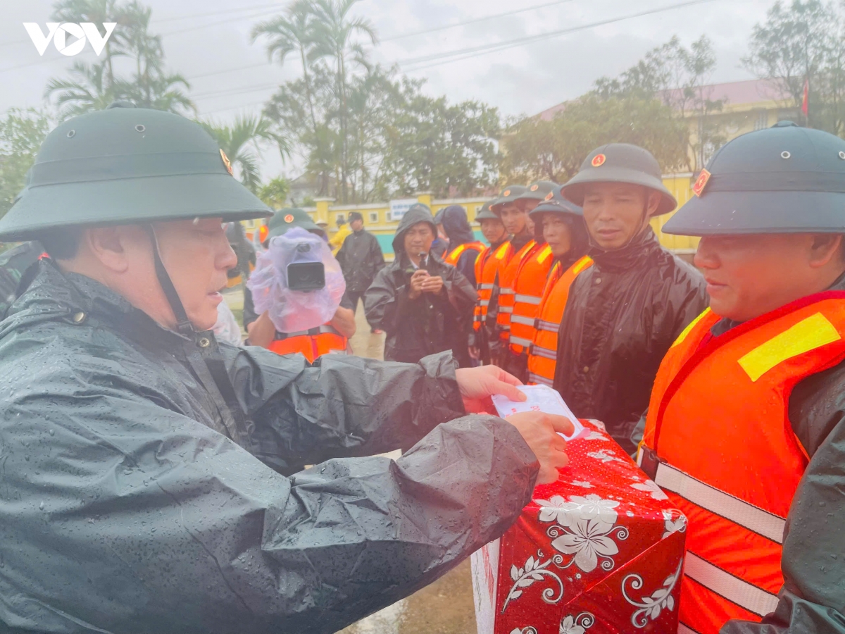 Doan cong tac tong cuc chinh tri tham hoi, dong vien nguoi dan vung lu Dak lak hinh anh 3