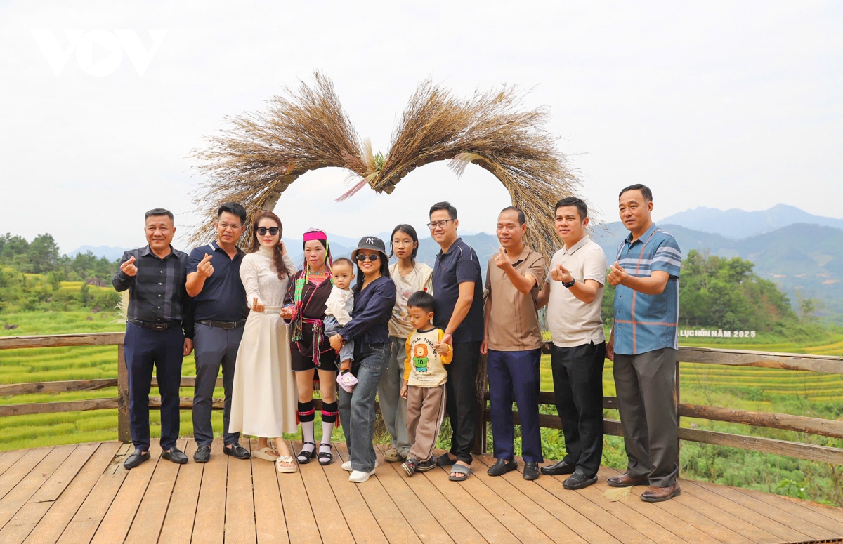 dinți ceramici galbeni, albi iarna pe mare, Quang Ninh imagine 3