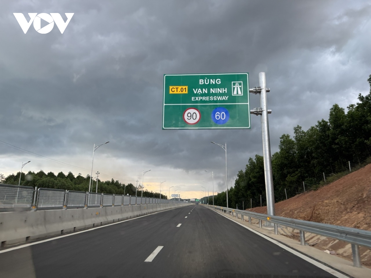 Nhiều đoạn tuyến cao tốc Bắc - Nam đã thông xe, đưa vào khai thác gần 2 năm nhưng chưa có trạm dừng nghỉ.