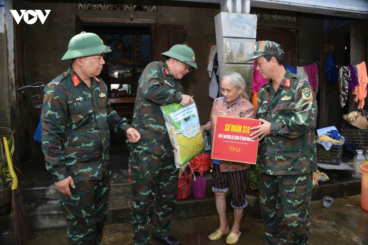 nguoi linh gac lai viec rieng giup dan vung ron lu guong day hinh anh 4