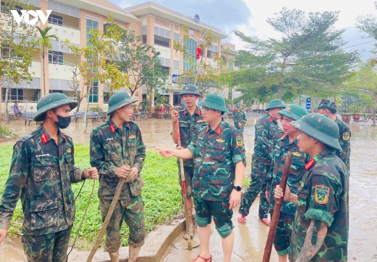 luc luong vu trang quan khu 5 giup dan khac phuc hau qua mua lu tai tinh Dak lak hinh anh 2