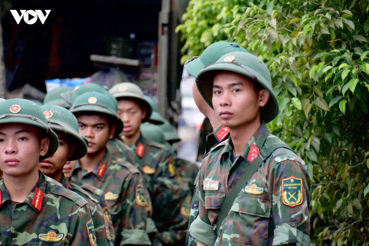 nguoi linh gac lai viec rieng giup dan vung ron lu guong day hinh anh 2