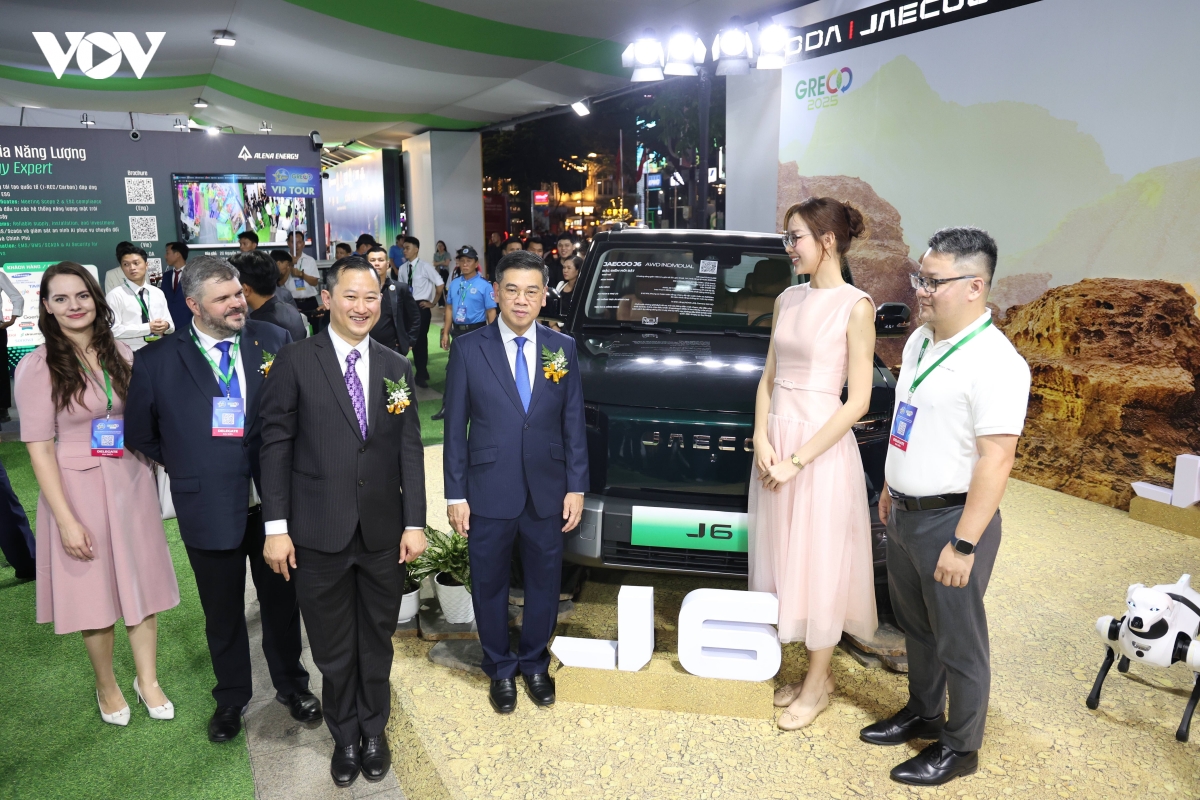 cong nghe ai noi bat tai khong gian tang truong xanh tp.hcm 2025 hinh anh 3