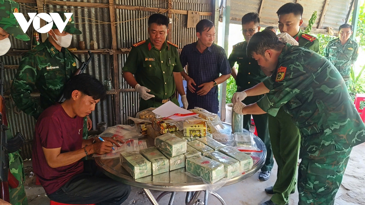 tay nam siet bien gioi, khong de buon lau xe dong, luon kenh vao noi dia hinh anh 1