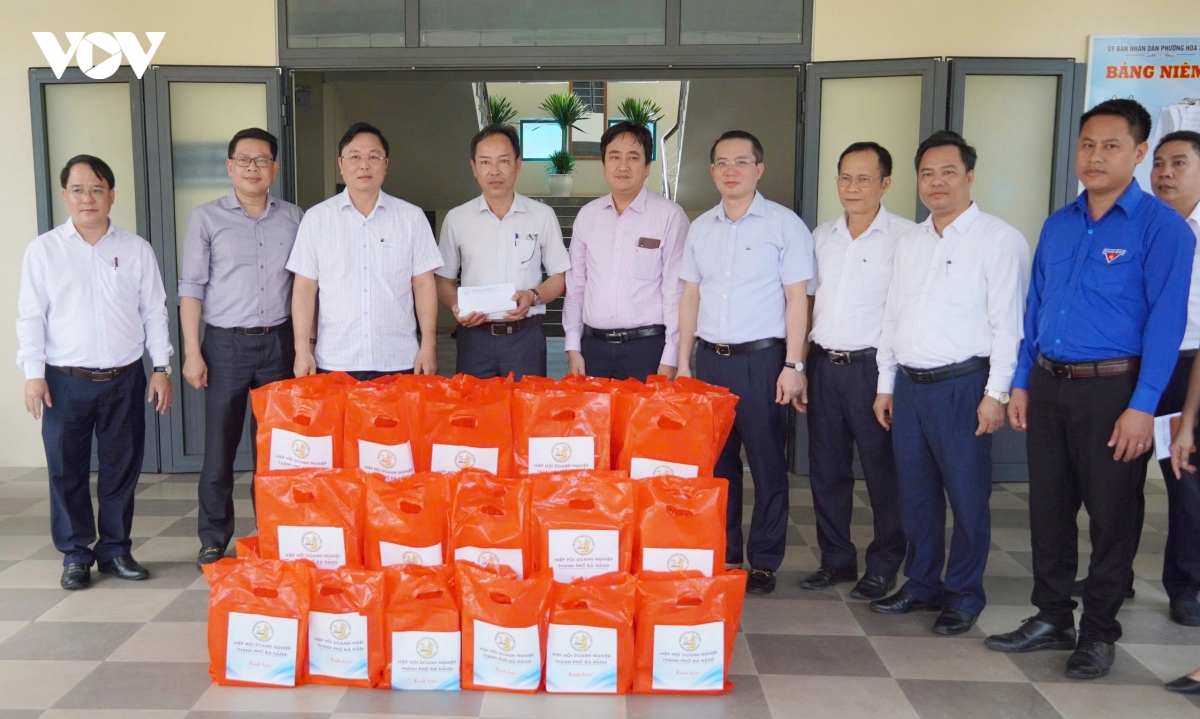 Uy ban mttq viet nam thanh pho Da nang tang qua nguoi dan vung ngap lut hinh anh 4