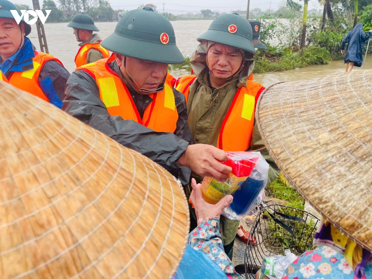 Doan cong tac tong cuc chinh tri tham hoi, dong vien nguoi dan vung lu Dak lak hinh anh 4