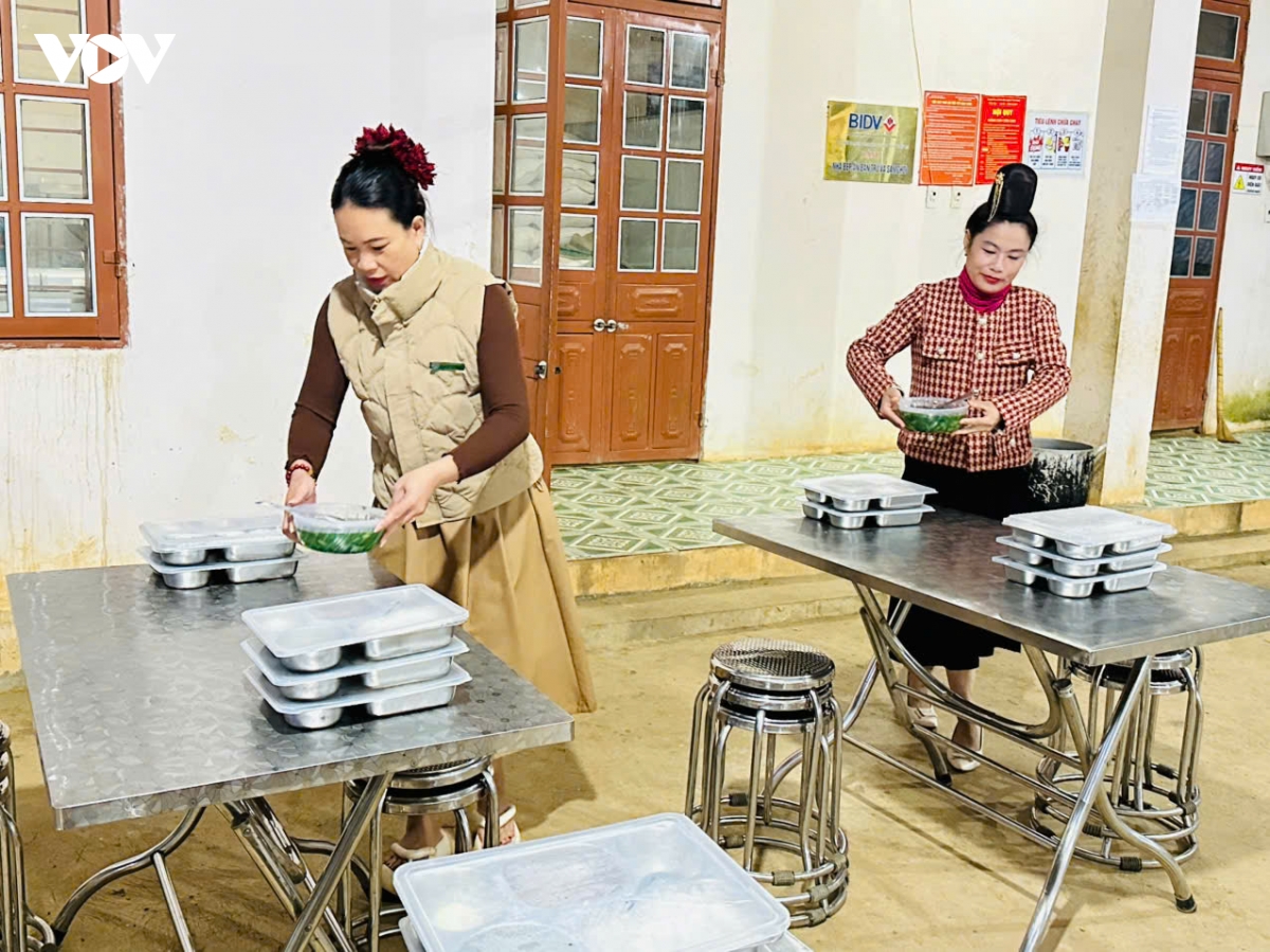 ngoi nha ban tru suoi am hoc tro vung cao son la hinh anh 1